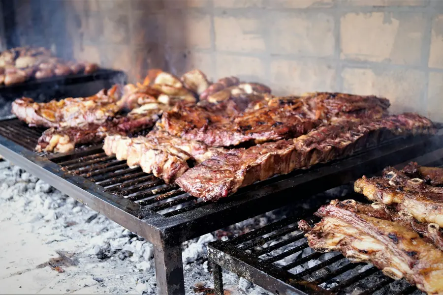 Carne a la parrilla sobre las brasas