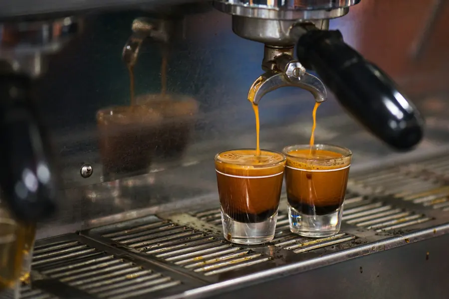 Dos espressos saliendo de la máquina