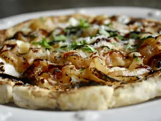 Pizza con cebolla y muzzarella