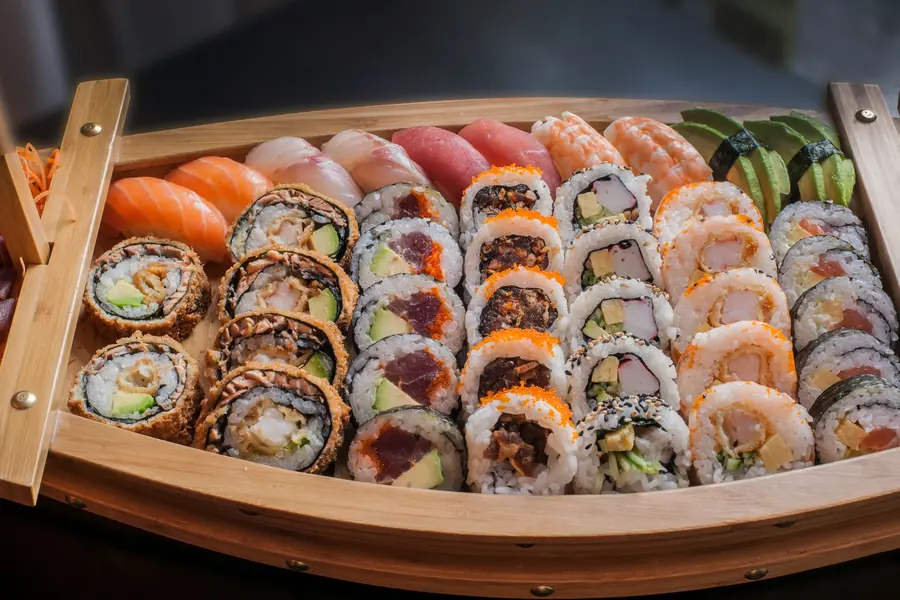 Bandeja de rolls de sushi